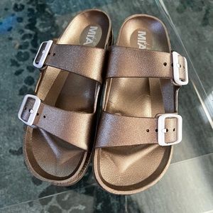 Mia Kids - Birkenstock style girls rose gold. Jasmine slide sandal.